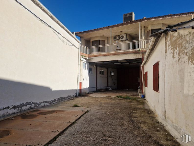 Industrial for sale at Calle Gibraltar Español, Torrijos, Toledo, 45500 with window, property, sky, door, road surface, wood, asphalt, building, facade and road around