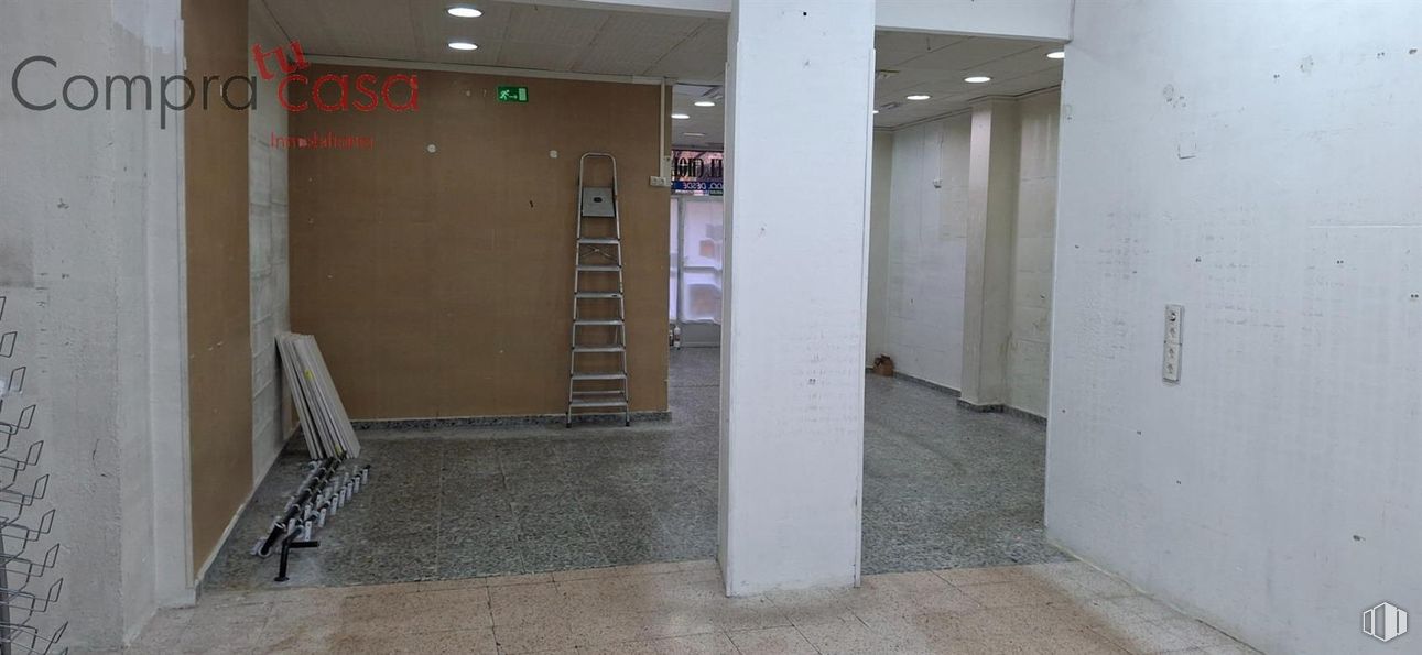 Retail for sale & for rent at Calle José Zorrilla, Segovia, 40002 with flooring, wall, floor, ceiling, composite material, concrete, building material, tile flooring, plaster and plywood around