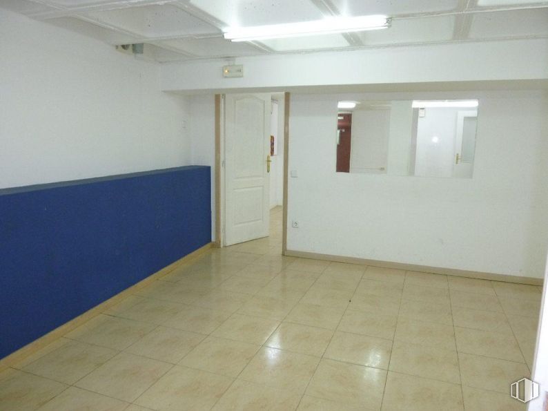 Retail for rent at Calle San Agustín, Las Rozas de Madrid, Madrid, 28230 with fixture, door, flooring, hall, wood, floor, ceiling, hardwood, tile flooring and building around