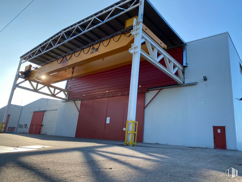 Nave en alquiler y venta en Zona Industrial Arganda, Arganda del Rey, Madrid, 28500 con casa, cielo, azul, sombra, propiedad material, fachada, asfalto, gas, tintes y matices y material compuesto alrededor