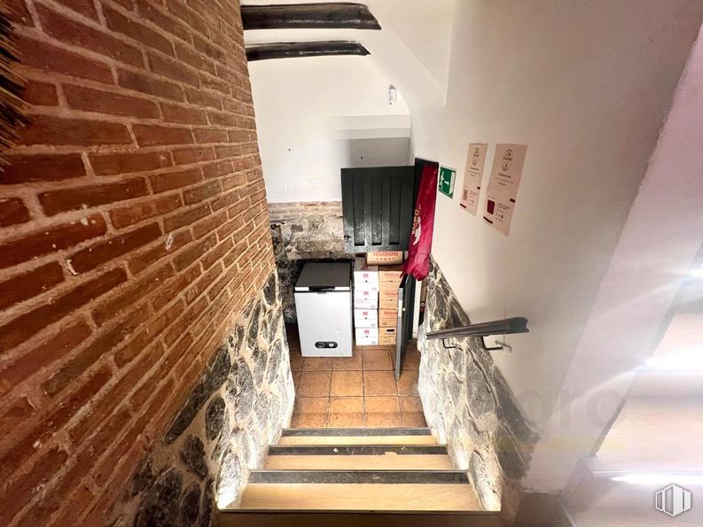 Retail for sale at Calle Cava Baja, Centro, Madrid, 28005 with wall, wood, floor, flooring, brown, brick, brickwork, wood stain, building material and stairs around