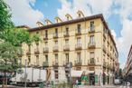 Retail for sale at Plaza Cascorro, Centro, Madrid, 28012 with building, sky, cloud, window, urban design, travel, residential area, tree, facade and plant around