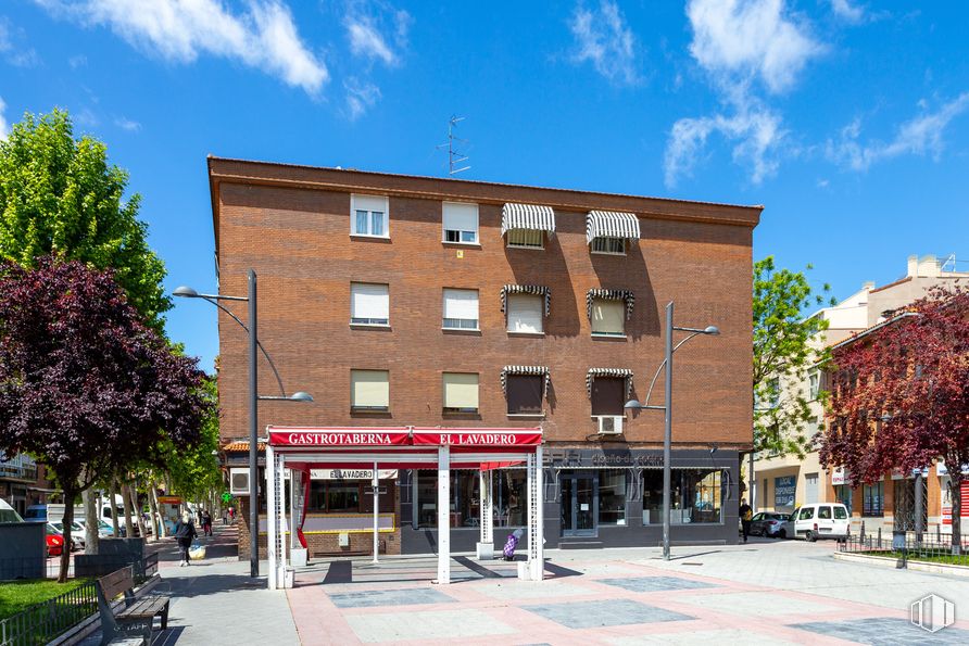 Retail for sale & for rent at Calle Arboleda, 21, Getafe, Madrid, 28901 with building, cloud, sky, plant, window, tree, road surface, urban design, commercial building and real estate around