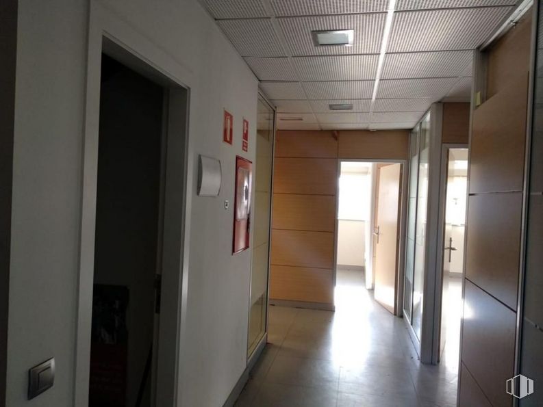 Office for rent at Zona Centro Comercial Tres Aguas, Alcorcón, Madrid, 28922 with fixture, door, building, wood, hall, interior design, house, flooring, ceiling and window around