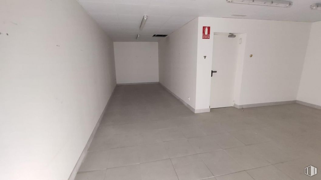 Retail for sale & for rent at Avenida Moratalaz, Moratalaz, Madrid, 28030 with fixture, flooring, floor, building, gas, door, house, ceiling, handle and composite material around