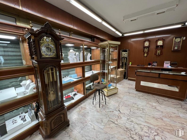 Local en alquiler en Calle Real, 24, Arganda del Rey, Madrid, 28500 con reloj de pie, ebanistería, reloj, mueble, silla, propiedad, madera, mesa, interiorismo y marco alrededor