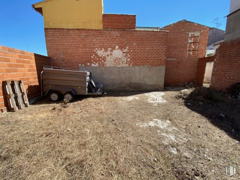 Land for sale at Plaza San Sebastián, Quintanar de la Orden, Toledo, 45800 with truck, sky, building, road surface, brick, land lot, brickwork, wood, residential area and landscape around