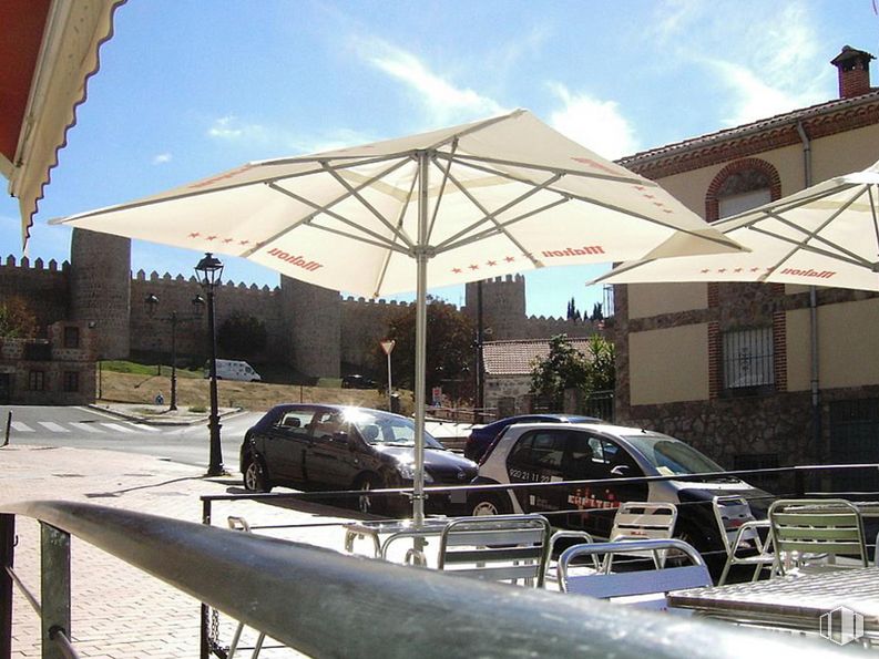 Retail for sale at Calle Encarnación, Ávila, 05005 with car, umbrella, sky, cloud, property, building, plant, vehicle, shade and tent around