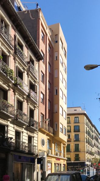 Oficina en alquiler en Calle Estudios, 9, Centro, Madrid, 28012 con edificio, cielo, propiedad, ventana, luz de la calle, bloque de torre, condominio, diseño urbano, pared y barrio alrededor