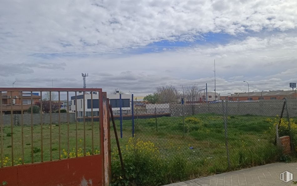 Suelo en venta en Zona Rejas, San Blas - Canillejas, Madrid, 28022 con edificio, nube, cielo, planta, terreno, valla, hierba, árbol, gas y paisaje alrededor