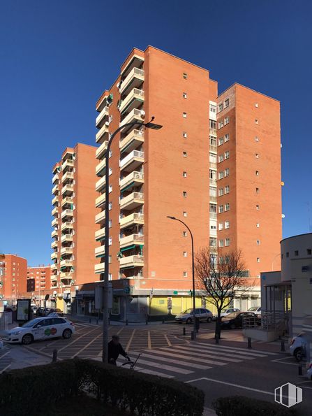 Local en venta en Calle Felipe Solano Antelo, 11, Guadalajara, 19002 con coche, edificio, persona, , ventana, , , ,  y luz de la calle alrededor