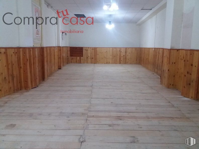 Retail for sale & for rent at Zona José Zorrilla, Segovia, 40005 with wood, flooring, floor, fixture, building material, composite material, hardwood, wood stain, ceiling and rectangle around