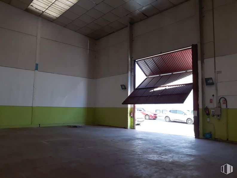 Industrial for rent at Calle Luis I, Villa de Vallecas, Madrid, 28031 with car, automotive parking light, tire, building, vehicle, wheel, field house, fixture, automotive lighting and hall around