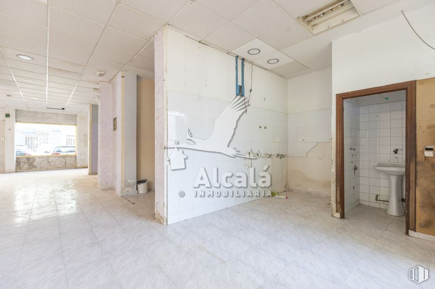 Retail for sale at Zona Rinconada, Alcalá de Henares, Madrid, 28803 with door, hall, building, fixture, floor, flooring, wood, facade, ceiling and glass around