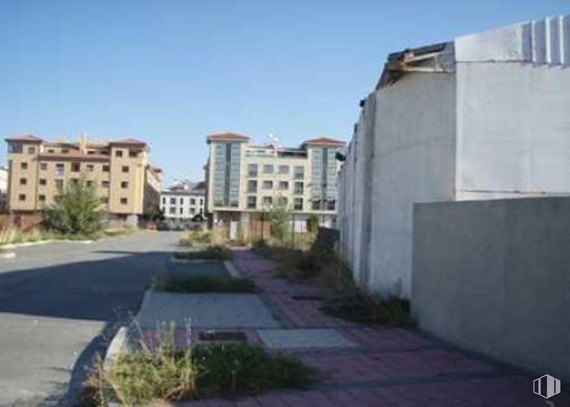 Land for sale at Calle Moshe León, Arévalo, Ávila, 05200 with building, plant, sky, daytime, window, fixture, land lot, urban design, grass and road surface around