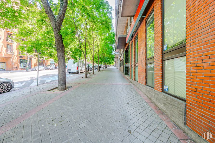 Local en venta en Ronda de Segovia, Arganzuela, Madrid, 28005 con durante el día, neumático, rueda, ventana, superficie de la carretera, edificio, infraestructura, árbol, coche y asfalto alrededor