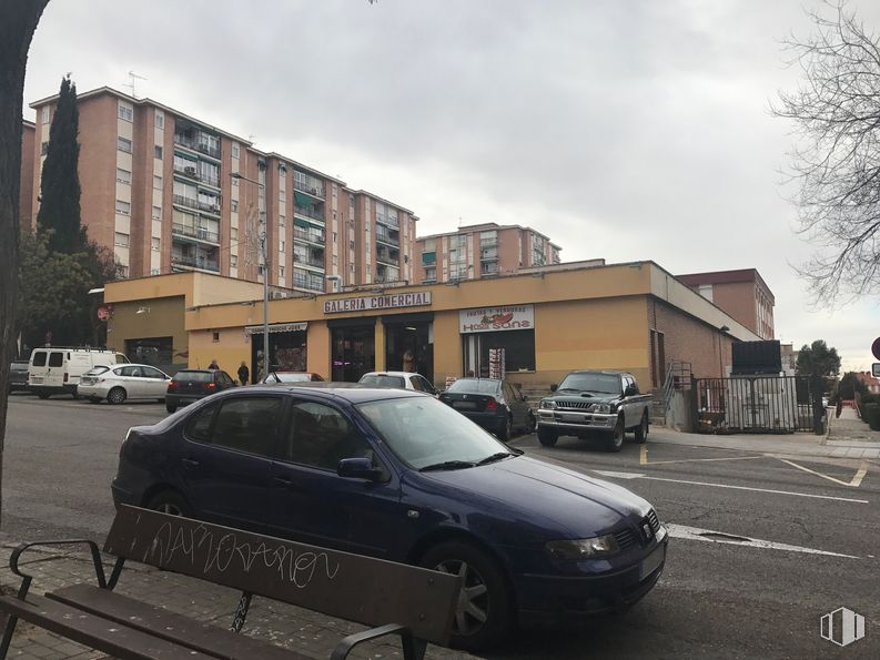 Retail for sale at Calle Cifuentes, 43, Guadalajara, 19003 with car, wheel, building, bench, automotive parking light, tire, land vehicle, vehicle, vehicle registration plate and sky around