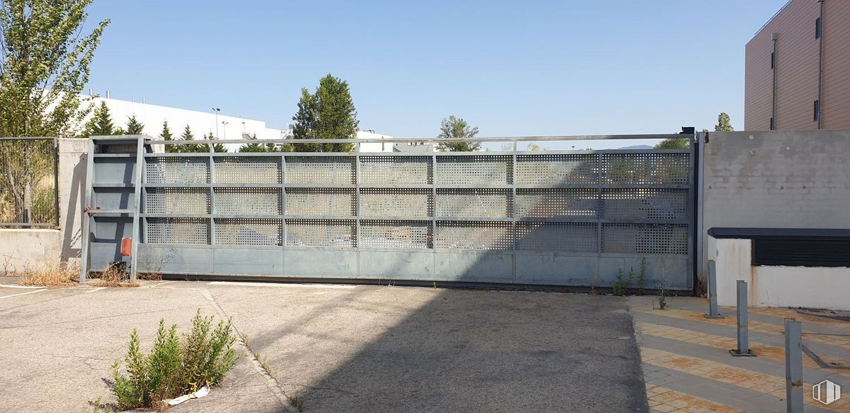 Industrial for sale at Paseo Tren Talgo, Las Rozas de Madrid, Madrid, 28290 with building, plant, sky, asphalt, tree, road surface, land lot, composite material, urban design and gas around