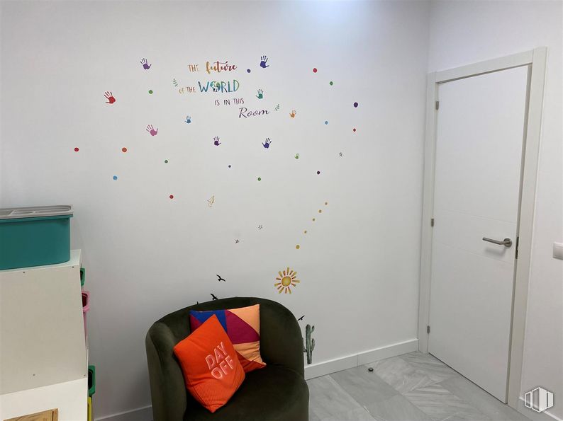 Oficina en alquiler en Calle Chile, 10, Las Rozas de Madrid, Madrid, 28290 con puerta, almohada, cojín, silla, fotografía, accesorio, adhesivo mural, línea, suelo y arte alrededor