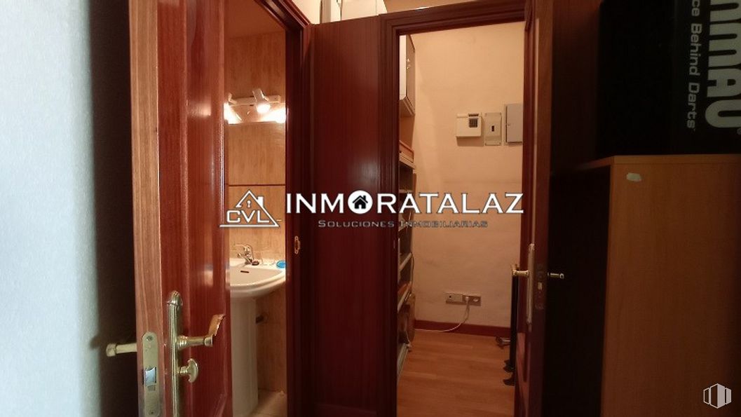 Local en venta en Avenida de Moratalaz, Moratalaz, Madrid, 28030 con armario, marrón, fregadero, accesorio, grifo, madera, baño, edificio, puerta y asa alrededor