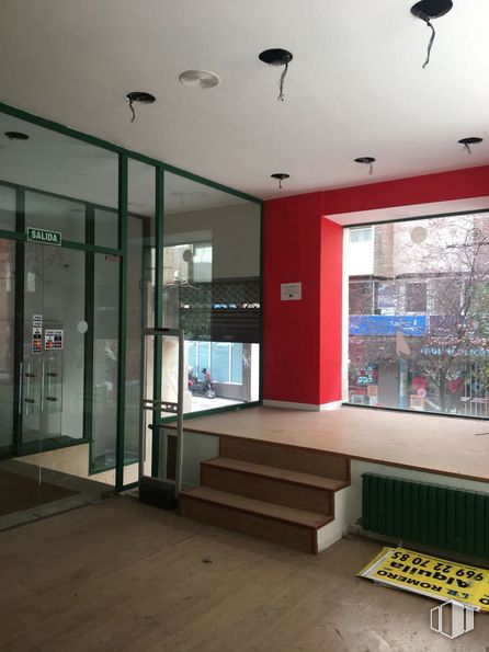 Retail for sale & for rent at Calle José Luis Álvarez de Castro, Cuenca, 16002 with building, fixture, window, lighting, plant, interior design, floor, flooring, houseplant and house around