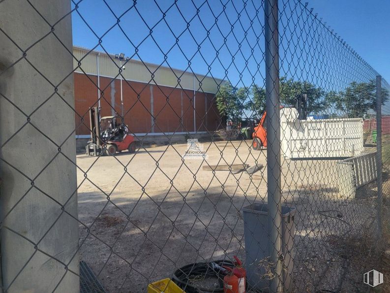 Suelo en alquiler en Zona industrial, Mejorada del Campo, Madrid, 28840 con cielo, valla, malla, alambrada, neumático, árbol, material compuesto, gas, tintes y matices y alambrada alrededor