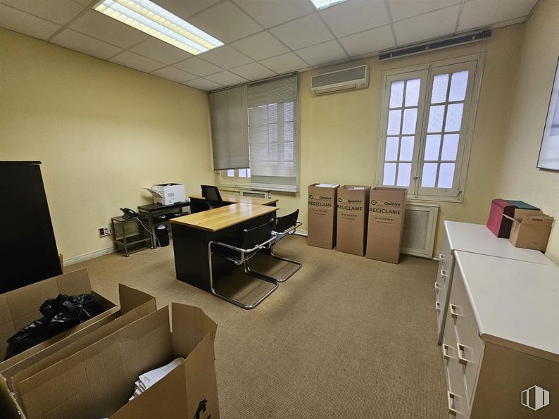 Office for rent at Calle Velázquez, Salamanca, Madrid, 28006 with window, shipping box, light fixture, lighting, window blind, desk, box, furniture, flooring and interior design around