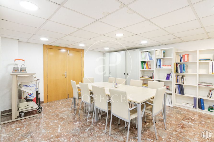 Oficina en venta en Calle Orense, Tetuán, Madrid, 28020 con silla, puerta, lámpara, mueble, mesa, estantería, estante, alumbrado, interiorismo y suelos alrededor