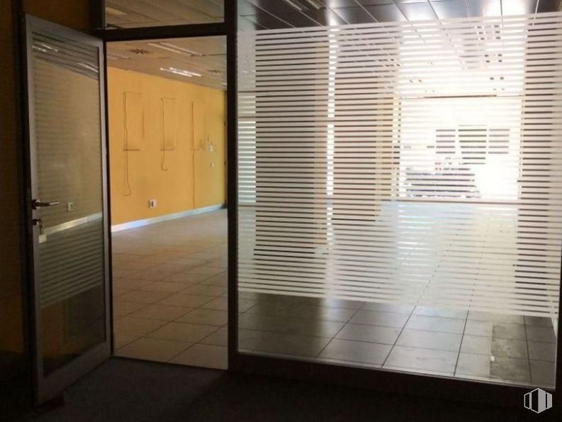 Retail for sale at Avenida Doctor Mendiguchía Carriche, Leganés, Madrid, 28913 with window blind, door, fixture, wood, architecture, wall, floor, flooring, composite material and shade around