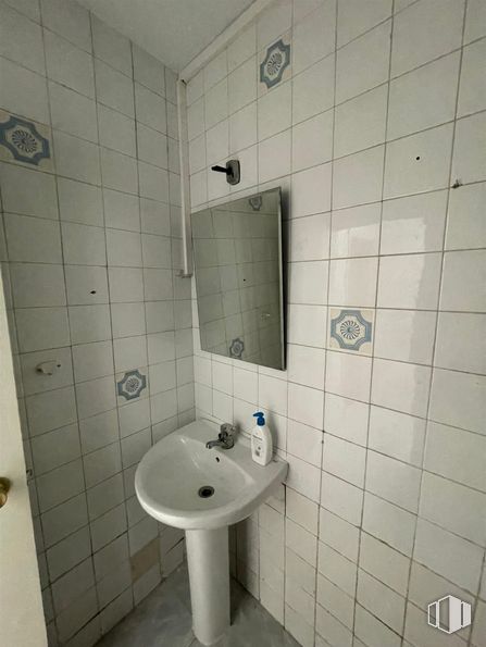 Local en alquiler en Barrio del Pilar, Fuencarral - El Pardo, Madrid, 28029 con fregadero, accesorios de fontanería, grifo, lavabo, espejo, cuarto de baño, morado, edificio, interiorismo y suelo alrededor