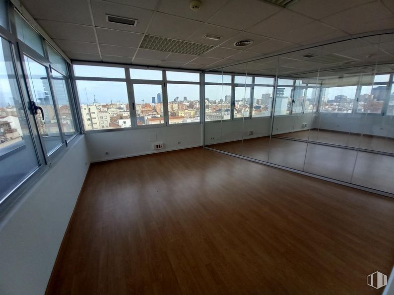 Oficina en alquiler en Glorieta Cuatro Caminos, Tetuán, Madrid, 28020 con suelos, suelo, suelos de madera, edificio comercial, vidrio, apartamento, material compuesto, edificio de gran altura, techo y suelo laminado alrededor