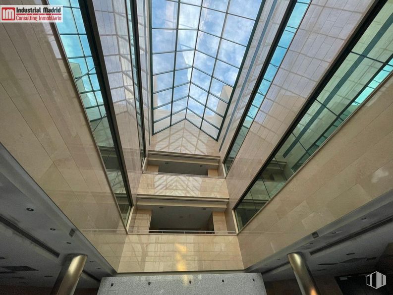 Office for sale & for rent at Avenida de Madrid, Arganda del Rey, Madrid, 28500 with fixture, building, beam, window, symmetry, tints and shades, roof, ceiling, glass and city around