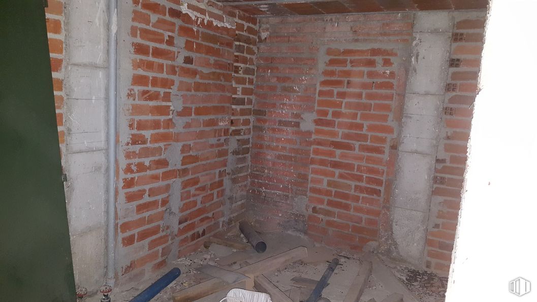 Retail for sale at Calle General Cuesta, 6, Talavera de la Reina, Toledo, 45600 with building, brickwork, brick, wood, building material, composite material, house, electrical wiring, flooring and gas around