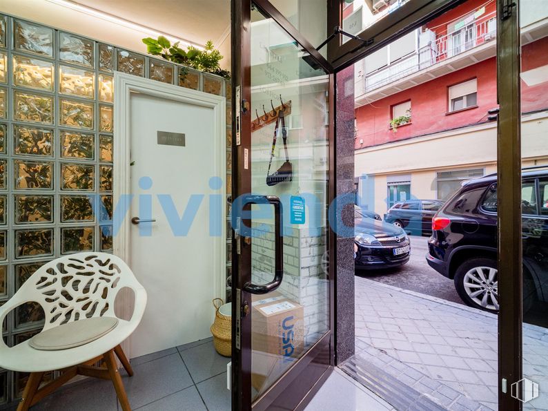 Local en alquiler en Zona Concepción, Ciudad Lineal, Madrid, 28027 con coche, puerta, neumático, rueda, silla, ventana, edificio, luz de estacionamiento, vehículo y suelo alrededor