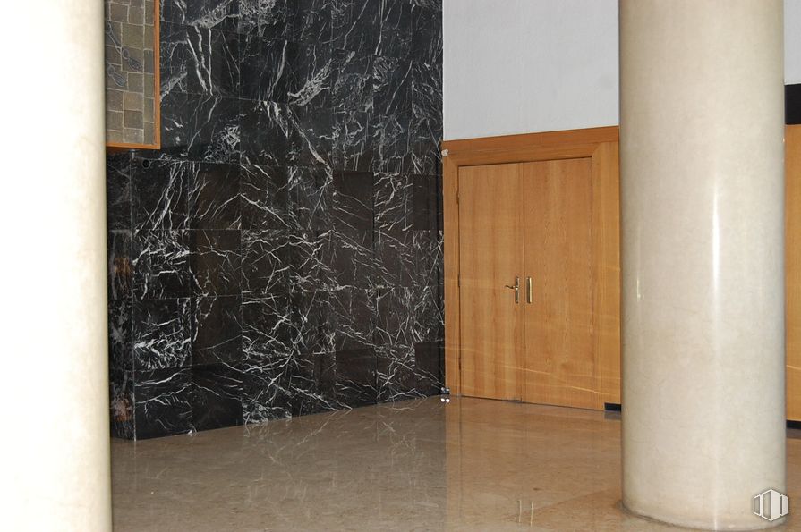 Office for rent at Paseo Castellana, Chamartín, Madrid, 28046 with door, flooring, wood, floor, tile, natural material, building material, wood stain, tile flooring and marble around