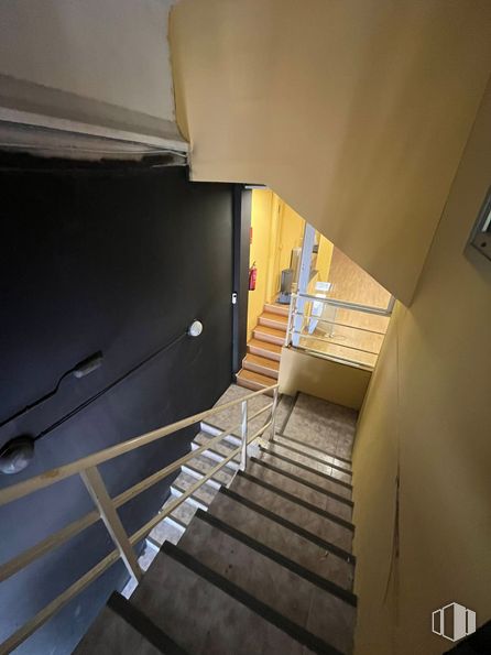 Local en alquiler en Zona Europolis, Las Rozas de Madrid, Madrid, 28230 con escaleras, accesorio, madera, suelos, edificio, tintes y matices, casa, material compuesto, puerta y techo alrededor