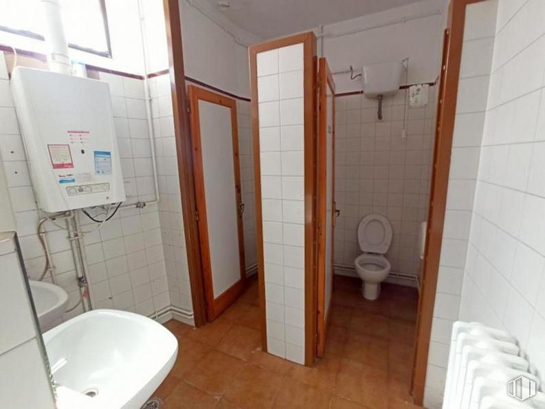 Office for rent at Carretera Capuchinos, Toledo, 45001 with sink, toilet, plumbing fixture, property, bathroom, building, fixture, interior design, house and floor around