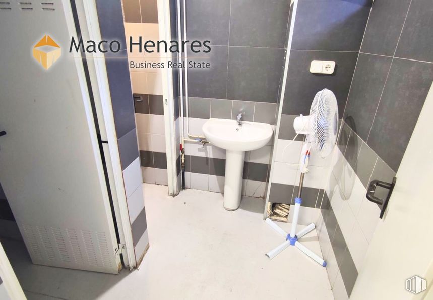 Industrial for rent at Zona industrial Inbisa, Alcalá de Henares, Madrid, 28802 with sink, flooring, floor, plumbing fixture, plumbing, tile, tile flooring, bathroom, toilet and cleanliness around