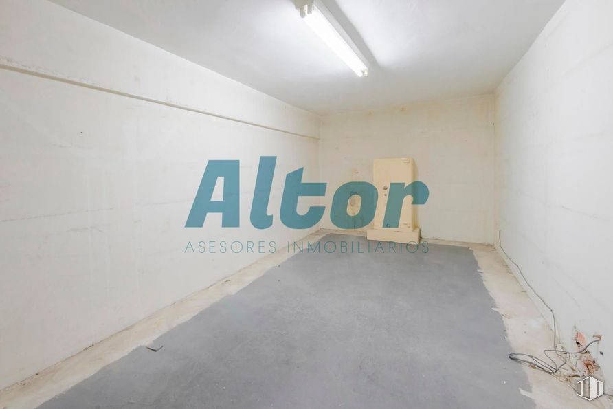 Local en venta en Calle de Alejandro Rodríguez, Tetuán, Madrid, 28039 con lámpara, alumbrado, suelos, suelo, sótano y escayola alrededor