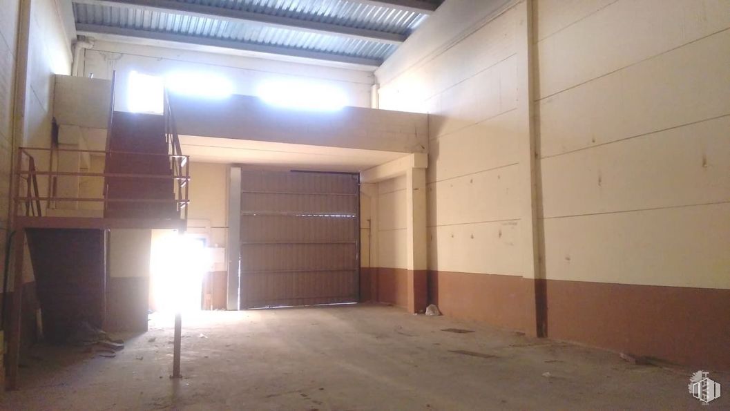 Industrial for sale at Polígono Borreguno Camporrosso, Ciempozuelos, Madrid, 28350 with wood, hall, floor, flooring, building, gas, house, ceiling, hardwood and brickwork around