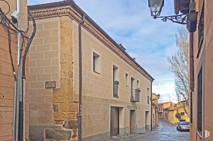 Retail for sale at Calle Velarde, 9, Segovia, 40003 with building, sky, cloud, daytime, window, light, infrastructure, street light, car and lighting around