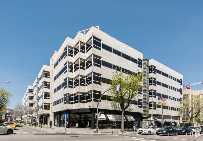 Oficina en alquiler en E 2, Calle Julián Camarillo, 29, San Blas - Canillejas, Madrid, 28037 con edificio, cielo, día, propiedad, coche, rueda, árbol, luz de la calle, arquitectura y vehículo alrededor