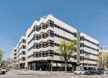 Oficina en alquiler en E 2, Calle Julián Camarillo, 29, San Blas - Canillejas, Madrid, 28037 con edificio, cielo, día, propiedad, coche, rueda, árbol, luz de la calle, arquitectura y vehículo alrededor