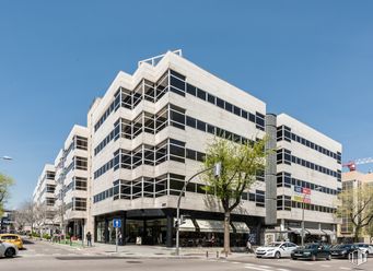 Oficina en alquiler en E 2, Calle Julián Camarillo, 29, San Blas - Canillejas, Madrid, 28037 con edificio, cielo, día, propiedad, coche, rueda, árbol, luz de la calle, arquitectura y vehículo alrededor