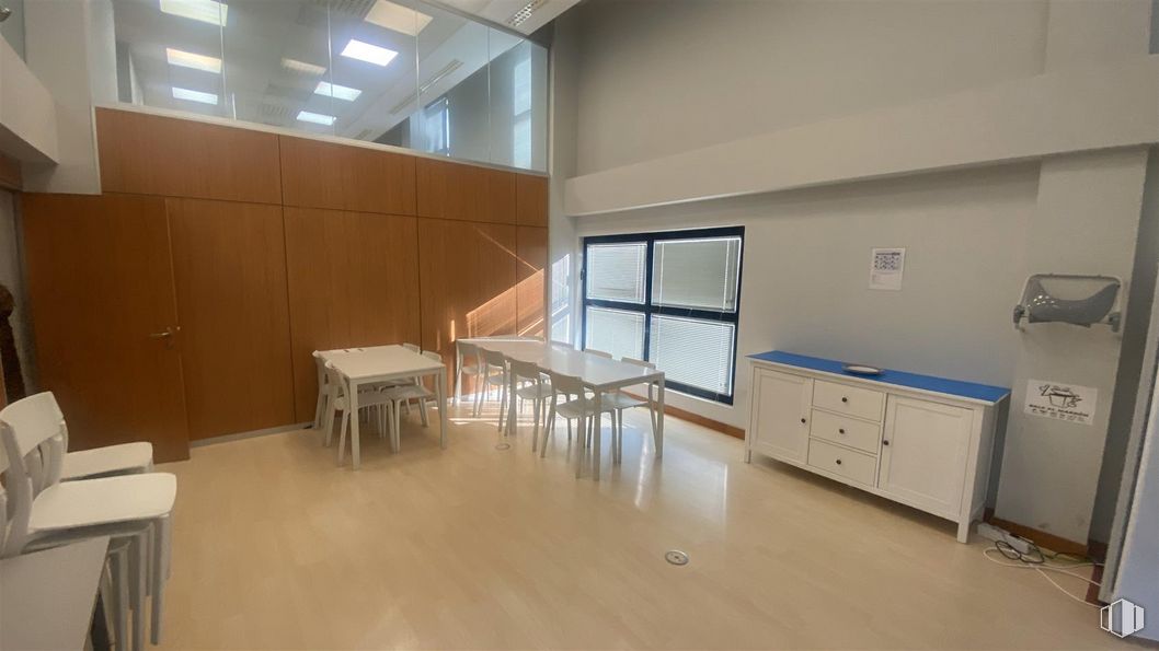 Oficina en alquiler y venta en Calle López Santos, 4, Las Rozas de Madrid, Madrid, 28230 con ebanistería, ventana, mesa de cocina y comedor, mesa, silla, cajonera, mueble, propiedad, madera y interiorismo alrededor