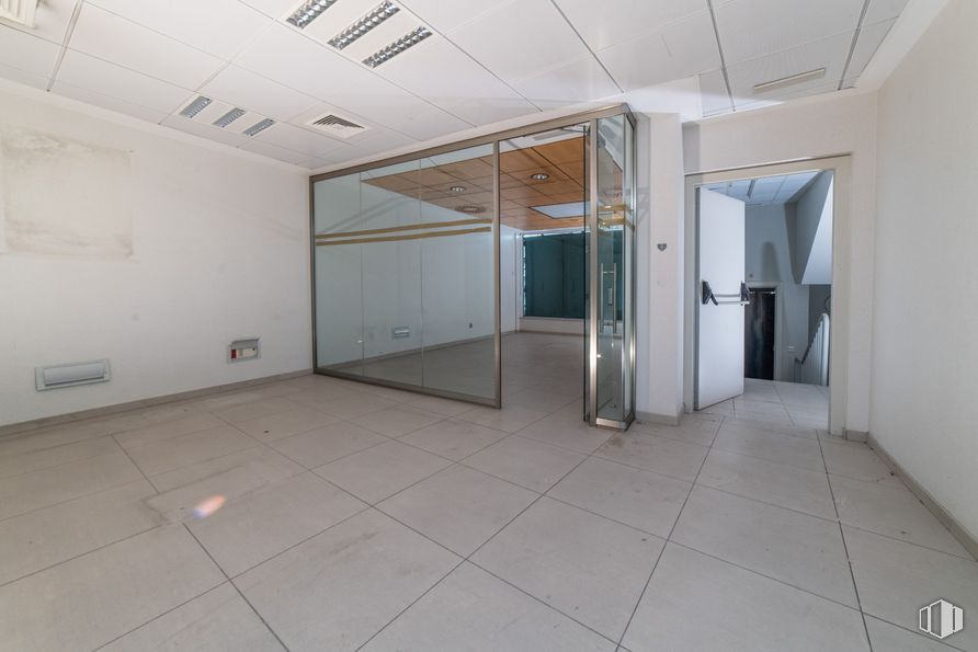 Local en alquiler y venta en Calle Virgen de la Alegría, Ciudad Lineal, Madrid, 28027 con accesorio, suelos, hall, suelo, vidrio, edificio, espacio, puerta, techo y aluminio alrededor