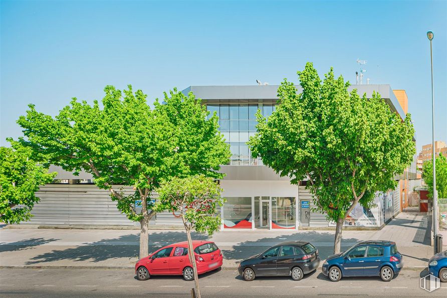 Oficina en alquiler en Edificio Leguario, Avenida Leguario, 49, Parla, Madrid, 28980 con coche, edificio, neumático, rueda, cielo, vehículo terrestre, vehículo, azul, planta y vehículo de motor alrededor