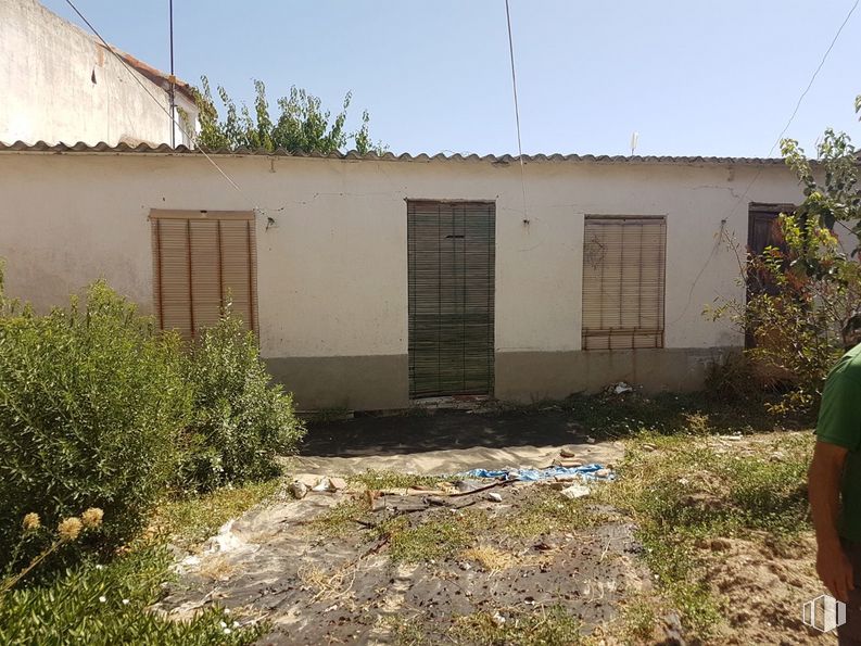 Land for sale at Calle Ribera, 3, Mocejón, Toledo, 45270 with window, person, plant, property, sky, building, land lot, vegetation, grass and wall around