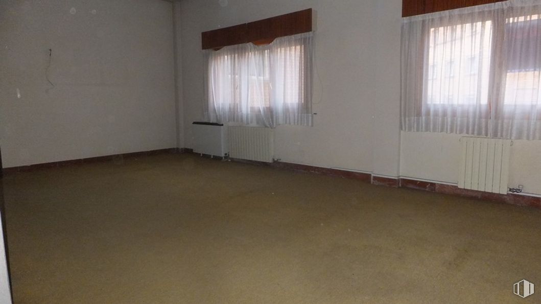 Office for rent at Zona Acueducto, Segovia, 40002 with window, building, wood, curtain, fixture, flooring, floor, house, window blind and hardwood around