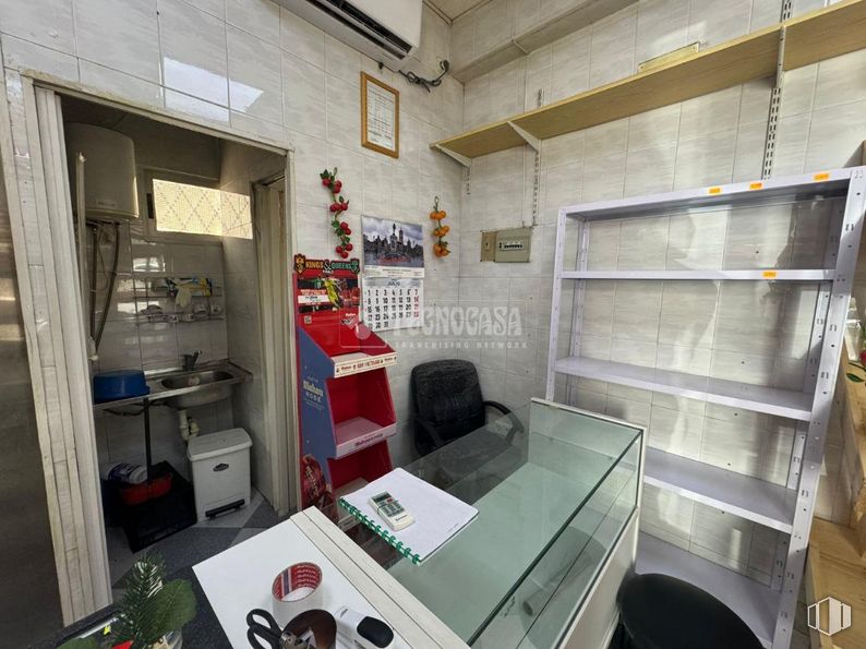 Local en alquiler en Calle Orquídea, Alcalá de Henares, Madrid, 28803 con estantería, mueble, silla, edificio, interiorismo, escritorio, estantería, mesa, estante y material de oficina alrededor